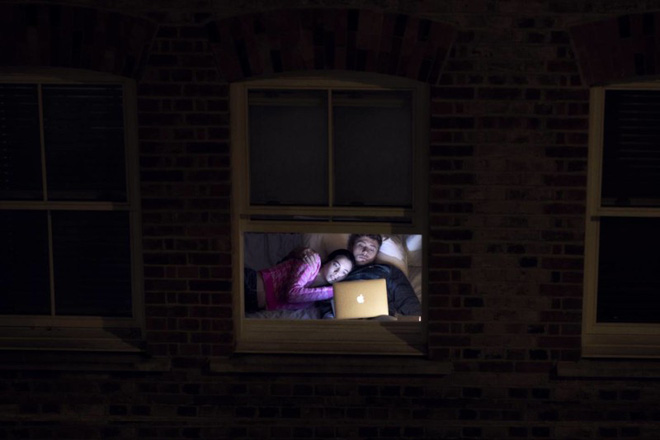 Nhiếp ảnh mùa dịch: Bộ ảnh qua khung cửa sổ hàng xóm trong những ngày ở nhà - Ảnh 3.