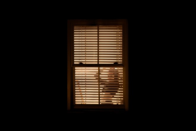Nhiếp ảnh mùa dịch: Bộ ảnh qua khung cửa sổ hàng xóm trong những ngày ở nhà - Ảnh 4.