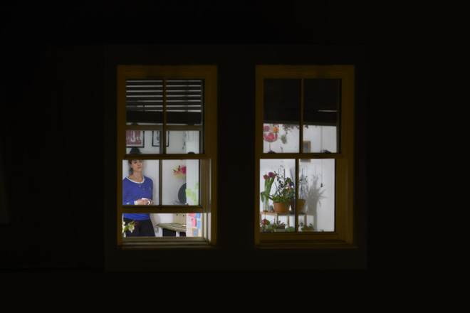 Nhiếp ảnh mùa dịch: Bộ ảnh qua khung cửa sổ hàng xóm trong những ngày ở nhà - Ảnh 5.