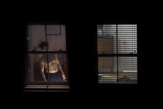 Nhiếp ảnh mùa dịch: Bộ ảnh qua khung cửa sổ hàng xóm trong những ngày ở nhà - Ảnh 6.