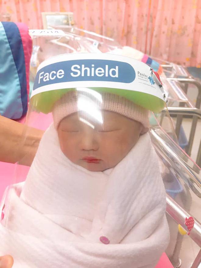 Những em bé ở Thái Lan mới sinh ra đã có tấm khiên che mặt độc đáo để bảo vệ chúng khỏi coronavirus - Ảnh 2.