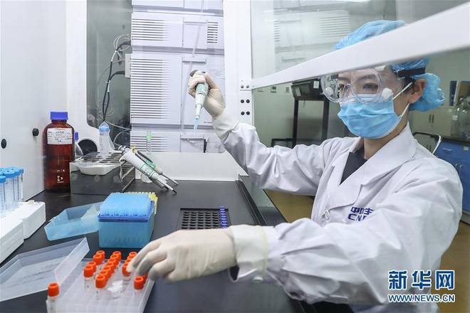 Trung Quốc phê duyệt 2 loại vắc-xin chữa Covid-19 tiềm năng để thử nghiệm trên người - Ảnh 1.