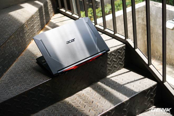 Cận cảnh Acer Nitro 5 phiên bản 2020: Thiết kế nét hơn, dùng Intel Core I thế hệ 10, lần đầu có bàn phím đèn nền RGB, giá từ 23,3 triệu đồng đồng - Ảnh 7.