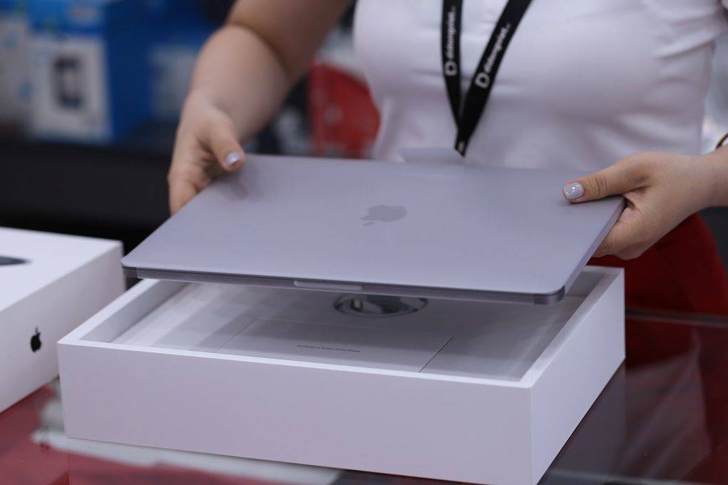 MacBook Pro 2020 đầu tiên đã có mặt tại Di Động Việt, giá từ 41,8 triệu