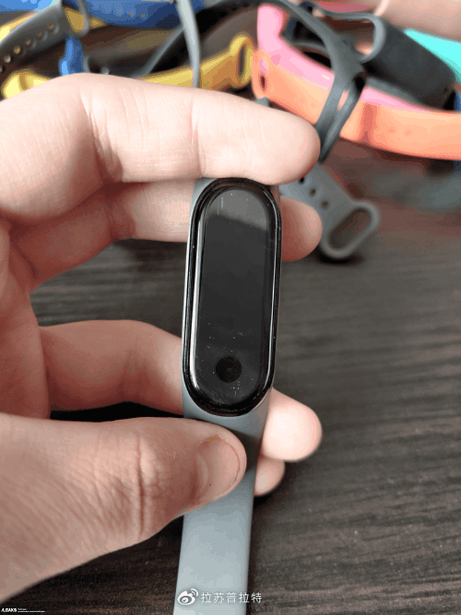 Xiaomi Mi Band 5 lộ hình ảnh thực tế với màn hình đục lỗ - Ảnh 2.