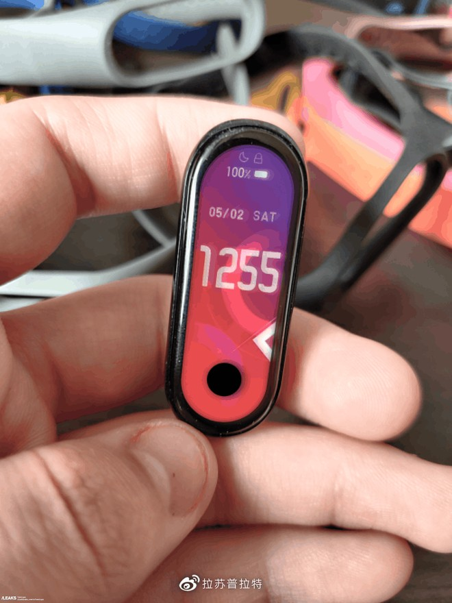 Xiaomi Mi Band 5 lộ hình ảnh thực tế với màn hình đục lỗ - Ảnh 3.