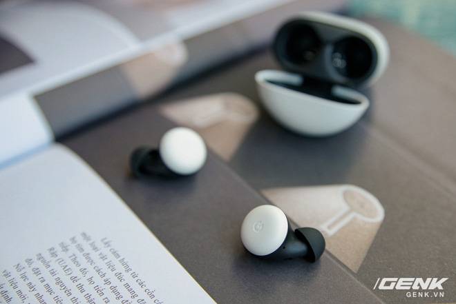 Cận cảnh Google Pixel Buds 2 tại Việt Nam: Thiết kế không dây hoàn toàn, từ tai đến vỏ sạc đều rất đẹp, giá 4,99 triệu đồng - Ảnh 4.