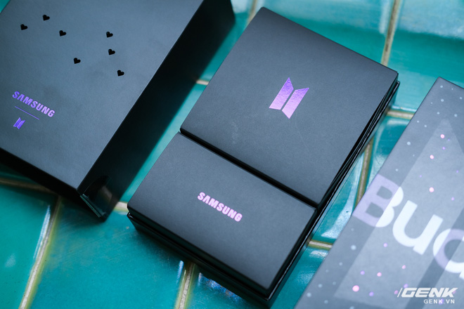 Mở hộp tai nghe Galaxy Buds+ phiên bản BTS: Hộp sản phẩm to bất ngờ, bóc mỏi tay mới biết có nhiều quà kèm theo dành cho A.R.M.Y - Ảnh 3.