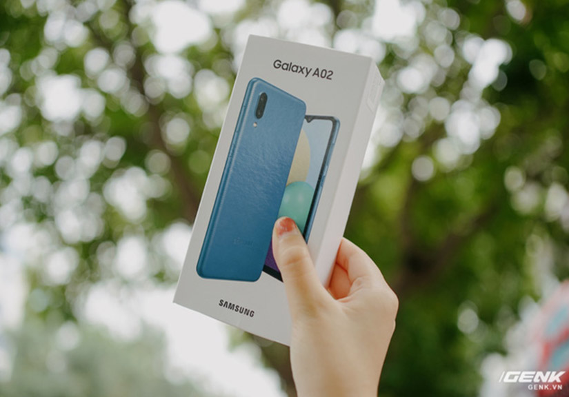 Trên tay Galaxy A02: Smartphone giá rất rẻ, pin rất trâu của Samsung