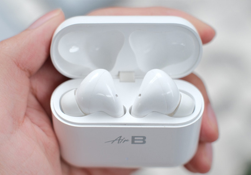 Tai nghe của AirB của BKAV có bản lề là một sợi dây cao su, thiết kế mà hiếm sản phẩm nào khác trên thế giới có được