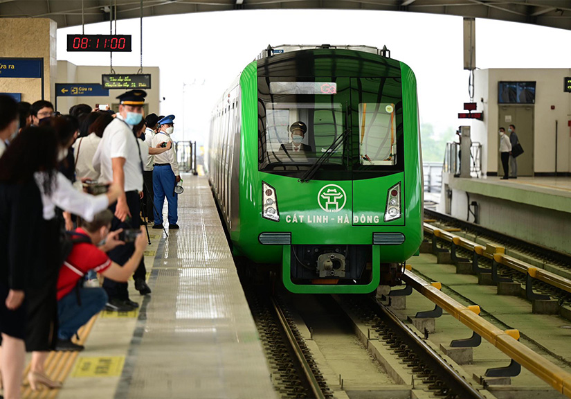 trai nghiem tau dien tren cao o ha noi tam biet nang nong tac duong di em ru lai nhieu goc song ao dep me