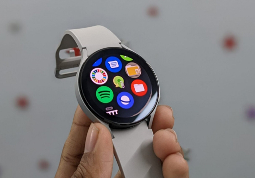 Người dùng Galaxy Watch 4 'than trời' sau khi cập nhật phiên bản mới có Google Assistant