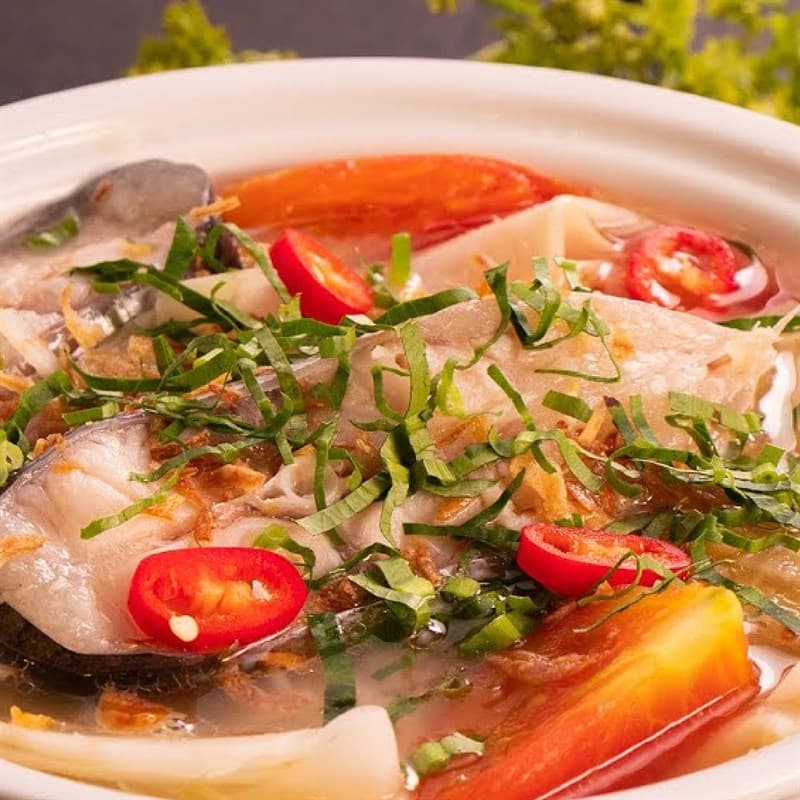 Canh chua cá hú măng chua có vị thơm đặc trưng của măng, kết hợp vị béo bùi của cá hú, thêm chút vị cay nồng của ớt sừng