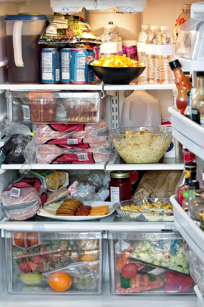 Tích trữ quá nhiều thực phẩm có thể gây tiêu tốn rất nhiều điện năng cũng như dẫn đến sự cố không đông đá tủ lạnh Samsung.