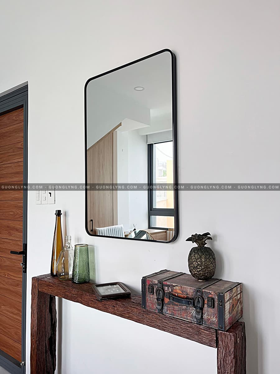 Gương inox hình chữ nhật hài hòa với mọi phong cách thiết kế nội thất, từ tối giản hiện đại đến cổ điển hay tân cổ điển.