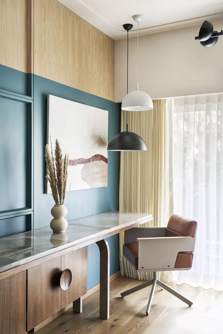 "Việc sử dụng rộng rãi màu sắc - chẳng hạn như màu xanh mòng két rực rỡ ở khu vực làm việc tại nhà sẽ nâng cao tâm trạng cho dù danh sách việc cần làm của bạn có dài đến đâu", Shiraz Jamali, người sáng lập của Shiraz Jamali Architects, cho biết.
