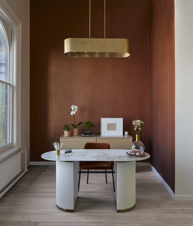 "Nếu bạn có một không gian mở và muốn tạo cho khu vực làm việc một bản sắc riêng biệt, hãy sắp xếp nó bằng ánh sáng và màu sắc văn phòng tại nhà", Barbara Reyes, giám đốc thiết kế của Frederick Tang Architecture chia sẻ về ý tưởng thiết kế của mình.