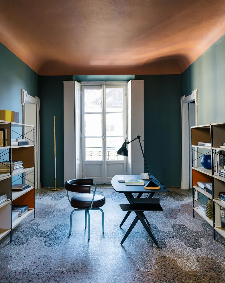 Elisa Ossino, người sáng lập Elisa Ossino Studio, cho biết: “việc sơn trần nhà với màu sắc nổi bật kết hợp cùng nội thất thiết kế độc đáo tạo ra những bức tranh ba chiều sống động".