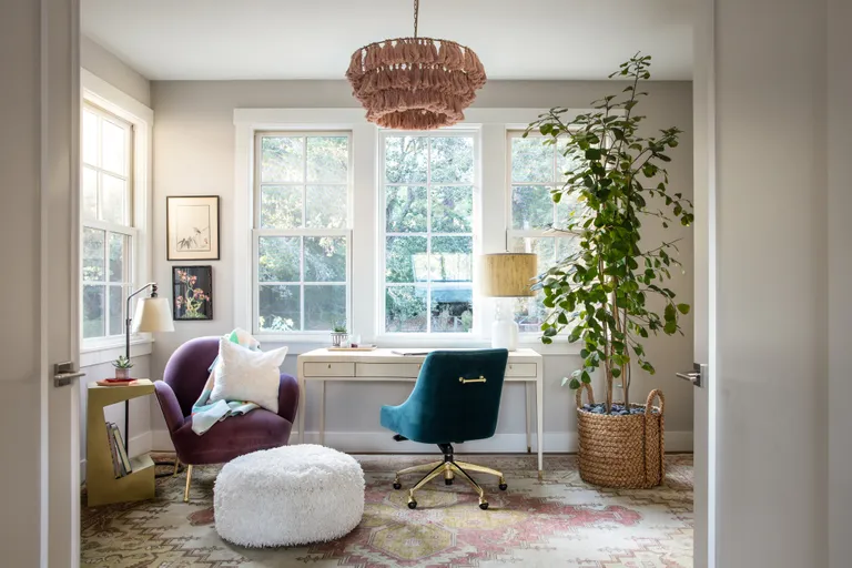 "Một cách tuyệt vời để tăng thêm chiều sâu cho văn phòng tại nhà là xếp lớp đồ nội thất để mang lại cảm giác mềm mại, thư giãn", Emily Munroe, người sáng lập Studio Munroe cho biết.