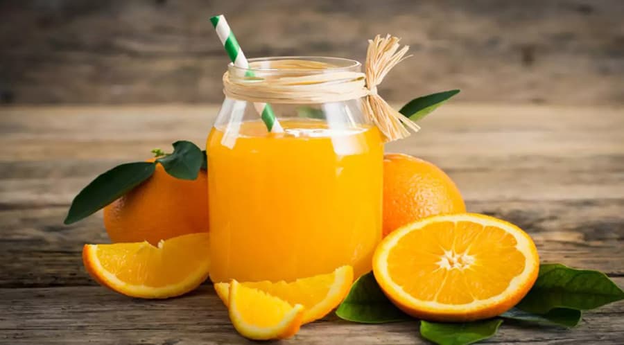 Nước cam chứa nhiều vitamin C giúp cơ thể tăng sức đề kháng một cách tối ưu nhất. Nước cam có hương vị rất dễ uống nên được rất nhiều người sử dụng.