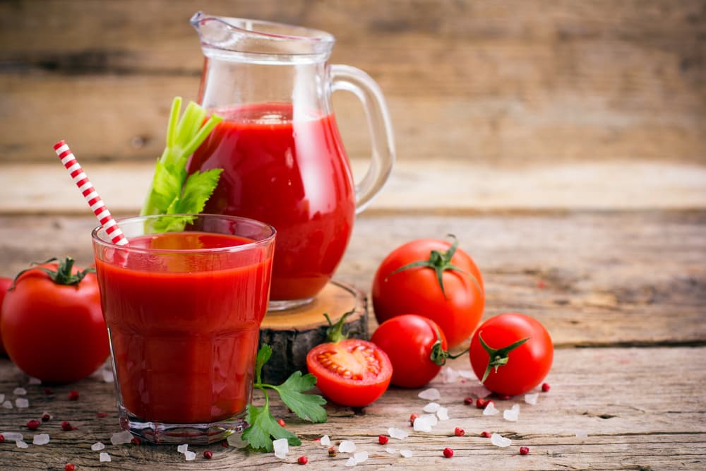 Nước ép cà chua rất giàu vitamin C, giúp chống oxy hóa cực kỳ hiệu quả để bạn có được một làn da mịn màng, ngoài ra còn giúp tăng sức đề kháng cho cơ thể