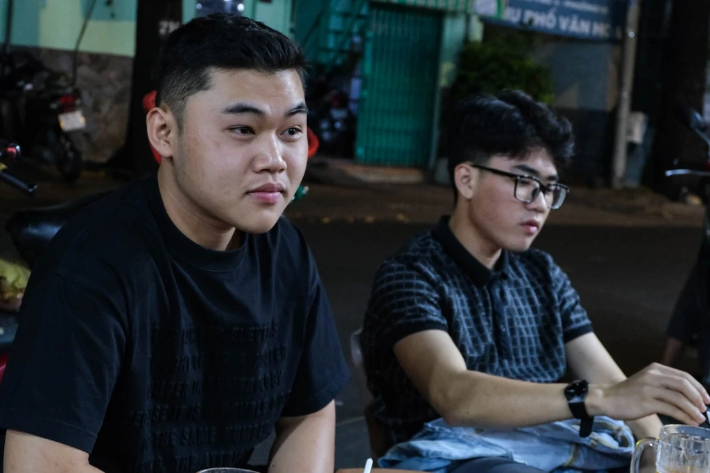 Võ Thanh Phú (21 tuổi, ngụ quận 10) nói: "Cuối tuần, tôi và các bạn vẫn thường xuyên tụ tập, ăn uống. Ở phố ẩm thực Vĩnh Khánh có nhiều quán ốc ngon, giá cả phải chăng, phù hợp với sinh viên như chúng tôi".