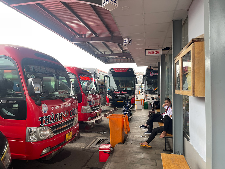 Xe nhiều doanh nghiệp vận tải chạy tuyến Tây Nguyên đậu trong Bến xe Miền Tây (quận Bình Tân) để chờ đón khách