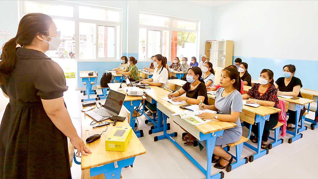 Giáo viên Trường Tiểu học Nguyễn Trực (quận 8, TPHCM) tham gia tập huấn trước khai giảng năm học 2023-2024. Ảnh: HOÀNG HÙNG