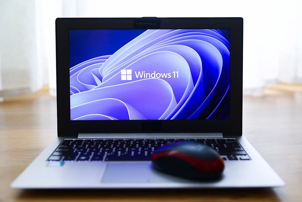 Một mẫu laptop chạy Windows 11. Ảnh: Reuters