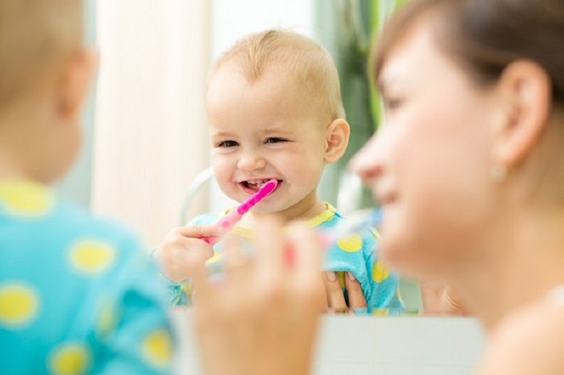 Để phòng tránh mòn răng sữa cho trẻ, cha mẹ nên chú ý đến vệ sinh và chăm sóc răng miệng cho bé cũng như chế độ ăn uống từng giai đoạn.