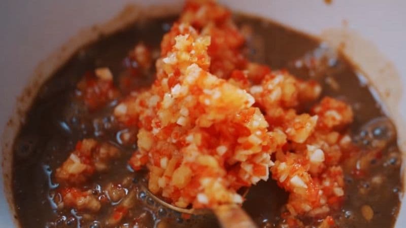 Pha mắm nêm: Băm nhỏ thơm, tỏi và ớt sừng (bỏ hạt), trộn vào 250g mắm nêm, nêm nếm thêm cho vừa vị.