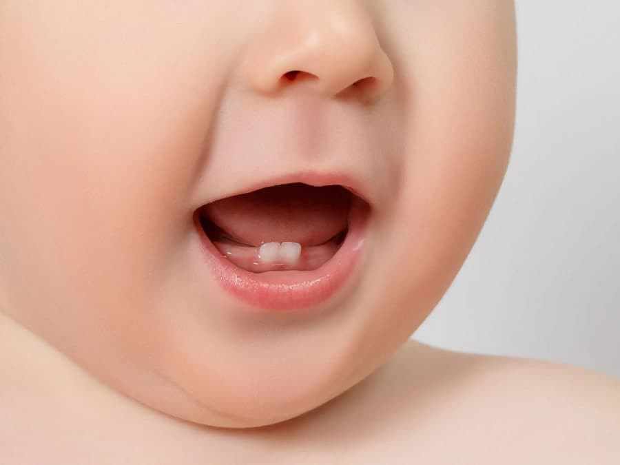 Trẻ được 4-6 tháng tuổi sẽ bắt đầu mọc răng sữa đầu tiên, số răng sẽ tăng dần khi trẻ được 3 tuổi