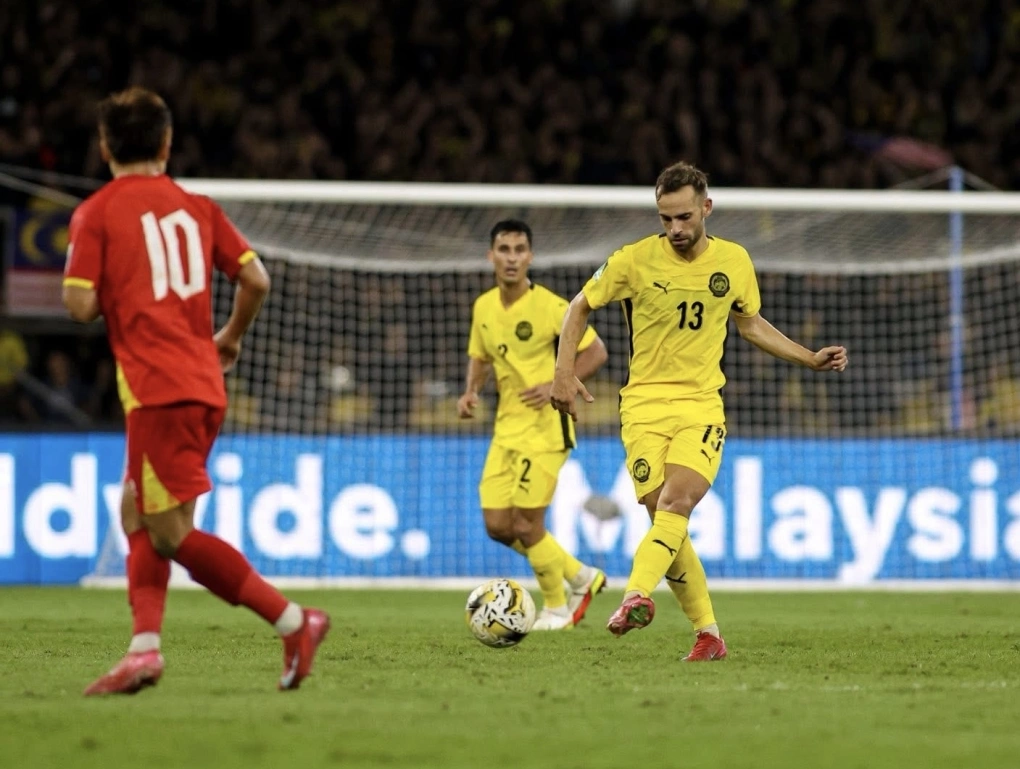 Tiền vệ Hector Hevel (số 13) thi đấu trong trận Malaysia thắng Việt Nam 4-0 ở lượt hai bảng F vòng loại cuối Asian Cup 2027, trên sân Bukit Jalil, Malaysia ngày 10/6/2025. Ảnh: Malaysia NT