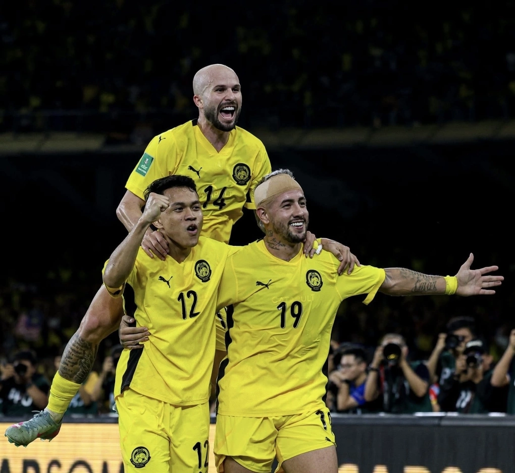 oao Figueireido (số 14) và Rodrigo Holgado (số 19) trong trận Malaysia thắng Việt Nam 4-0 ở lượt hai bảng F vòng loại cuối Asian Cup 2027, trên sân Bukit Jalil, Malaysia ngày 10/6/2025. Ảnh: Malaysia NT