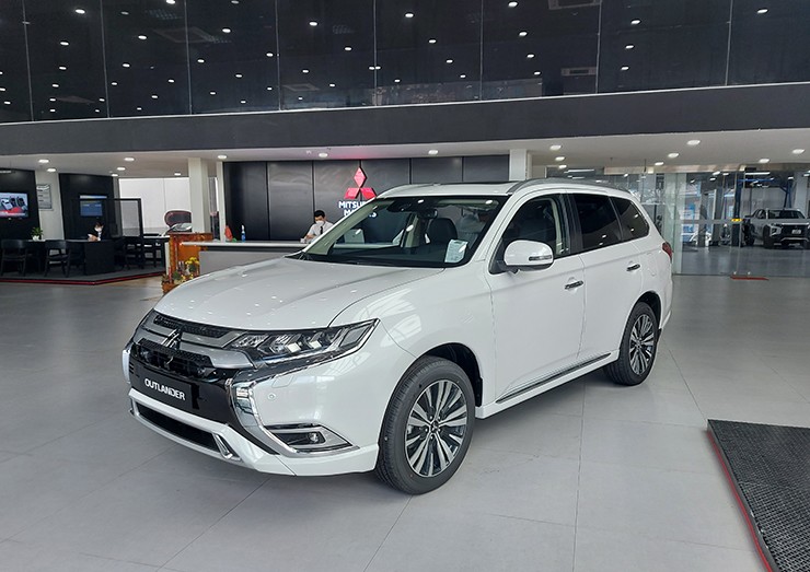 Giá xe Mitsubishi Outlander tháng 9/2025